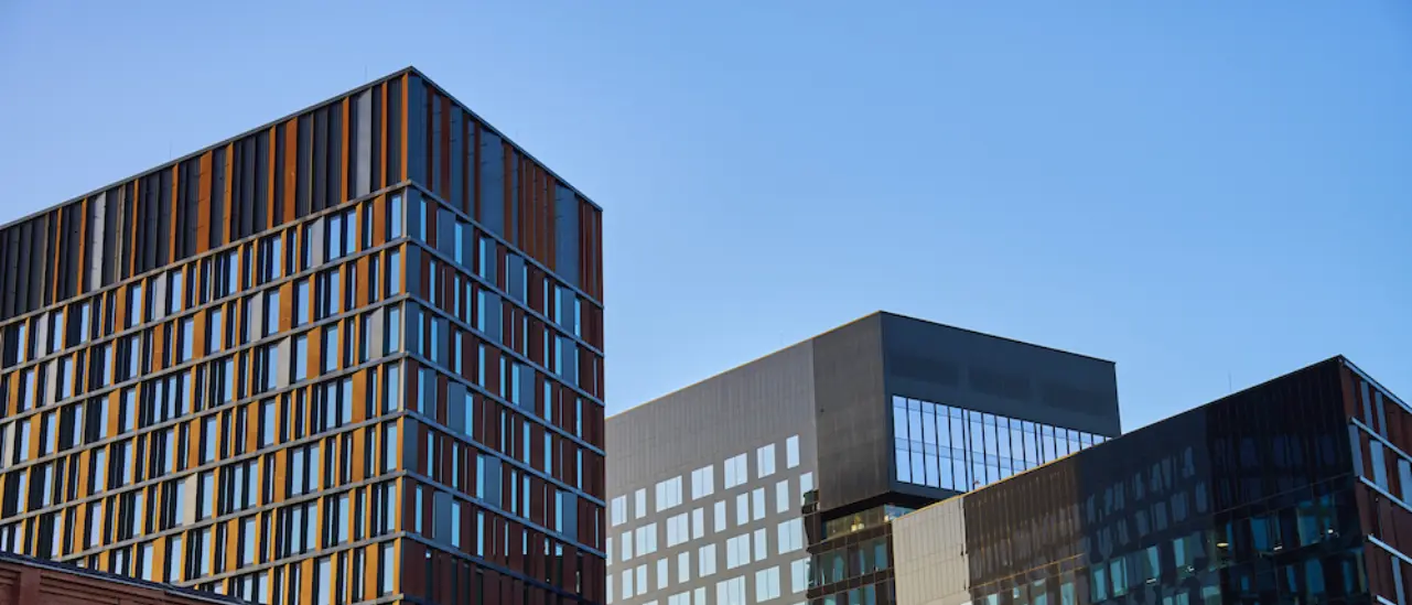 Panel sandwich fachadas comerciales modernas