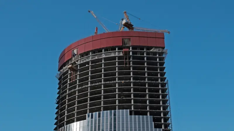 El arte de disenar fachadas con panel tipo sandwich de Metecno